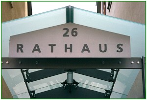 Schild im berdachtem Durchgang vom Marktplatz zum Rathaus