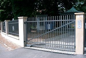 Frontansicht Aluminiumstabzaun Taler, mit Tor